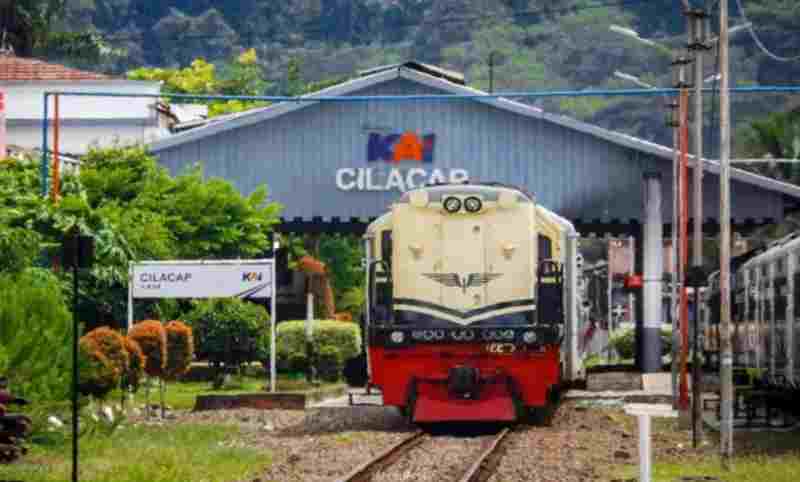 Jelajahi Cilacap dengan Kereta Wisata: Senja di Tepi Laut yang Menenangkan